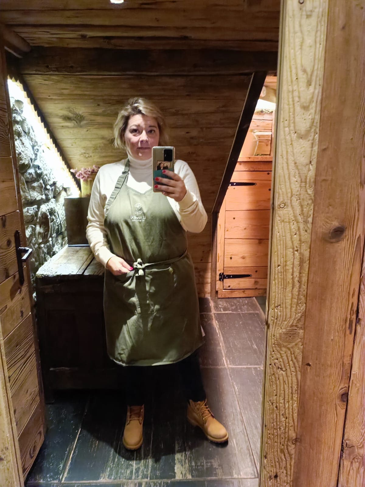 Sabrina Carlier en tablier dans un restaurant de montagne